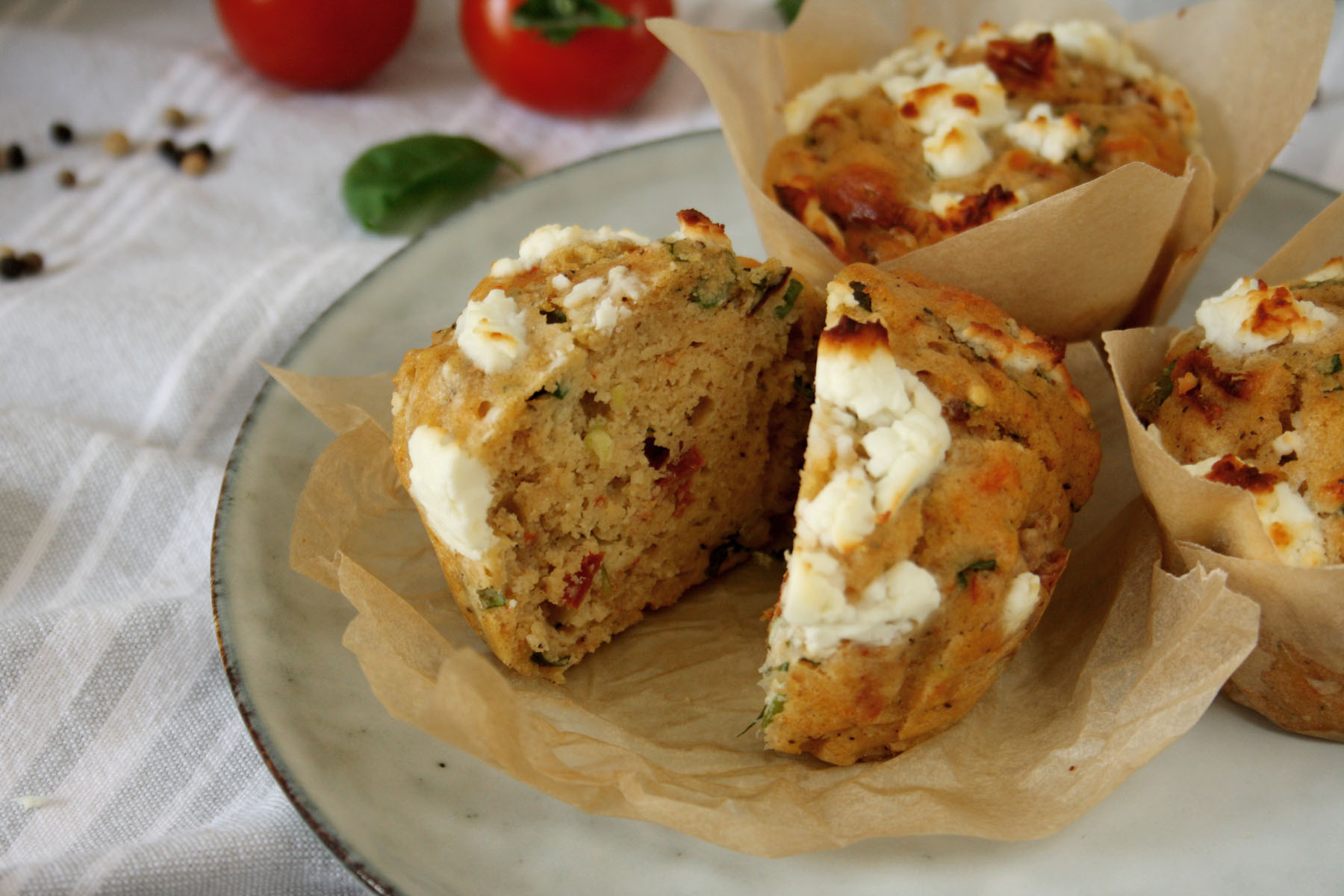 Herzhafte Muffins mit getrockneten Tomaten &amp; Basilikum | Rezept auf ...