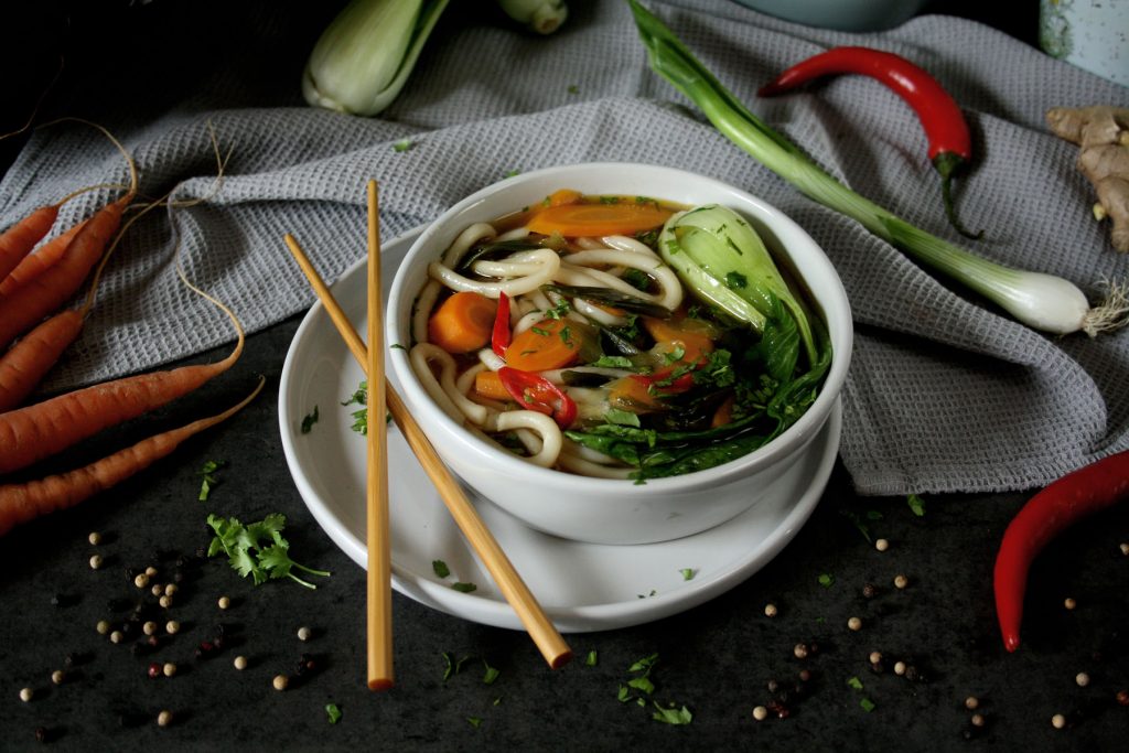 Asiatische Gemüsesuppe mit Udon-Nudeln | Rezept auf carry on cooking