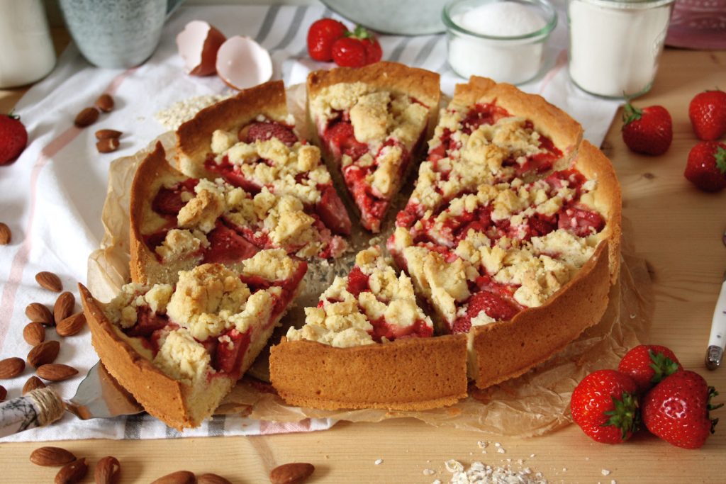 Sommerlicher Streuselkuchen mit Erdbeeren | Rezept auf carry on cooking
