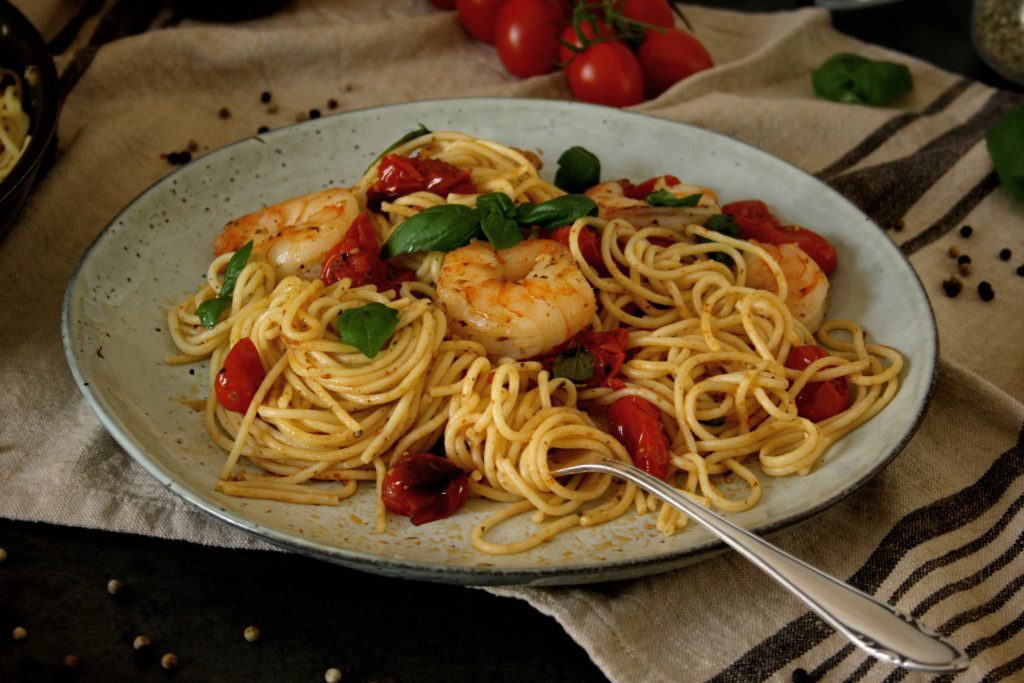 Spaghetti mit Ofentomaten &amp; Garnelen | Rezept auf carry on cooking