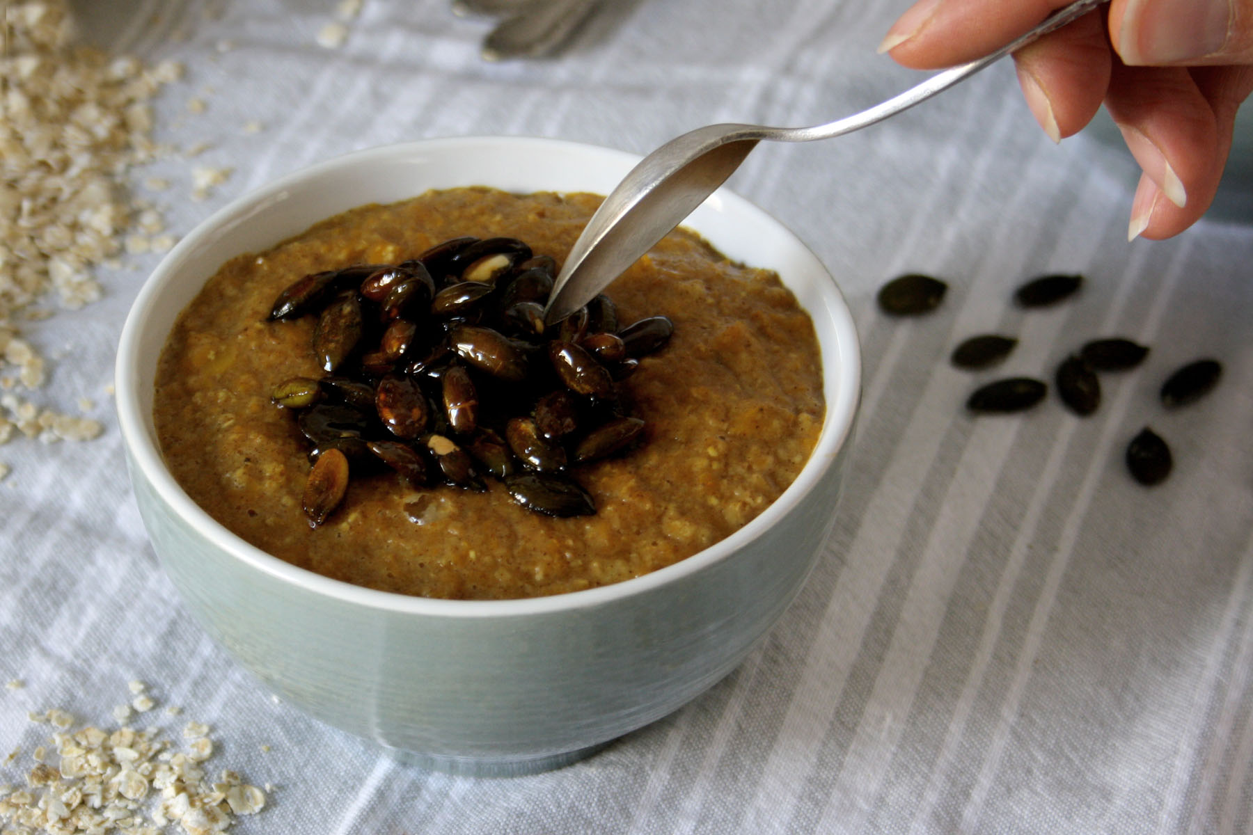 Kürbis-Zimt-Porridge mit karamellisierten Kürbiskernen | Rezept auf ...