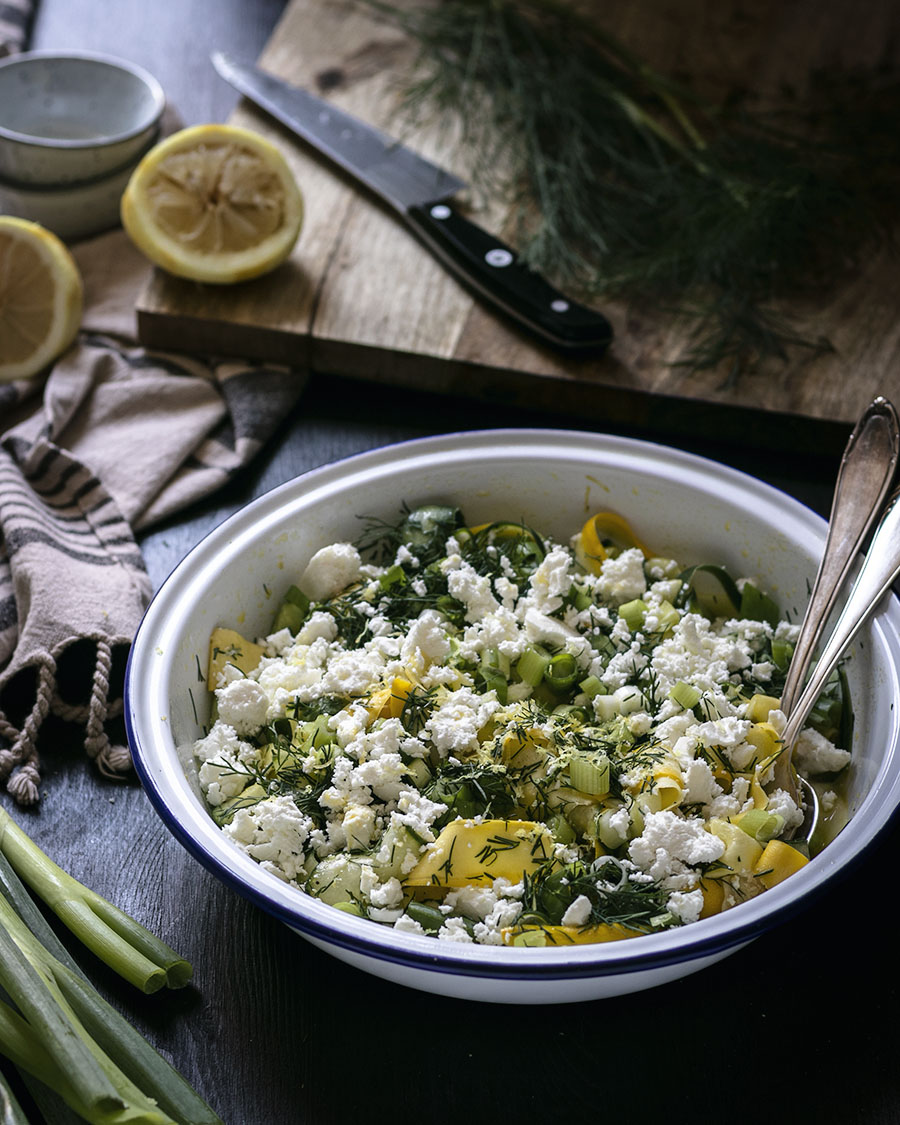 Easy Gurken-Zucchini-Salat mit Feta &amp; Dill | Rezept auf carry on cooking