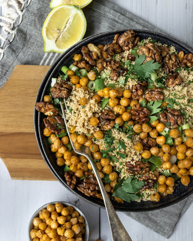 Couscous. Datteln, Nüsse & Petersilie - Ein schneller Salat zum Grillen